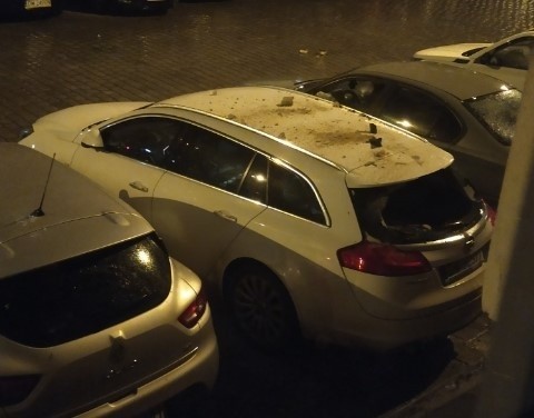 Fragmenty elewacji spadły na zaparkowane auta przy ul....