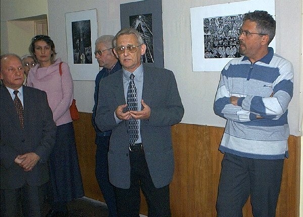 Roman Terzyk (w środku) podczas otwarcia  szubińskiej wystawy.
