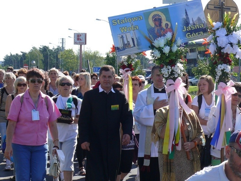 Czoło pielgrzymki, w sutannie dyrektor pielgrzymki ks. Adam...