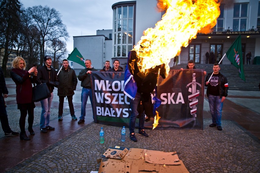 Młodzież Wszechpolska w Białymstoku spaliła kukłę kanclerz...