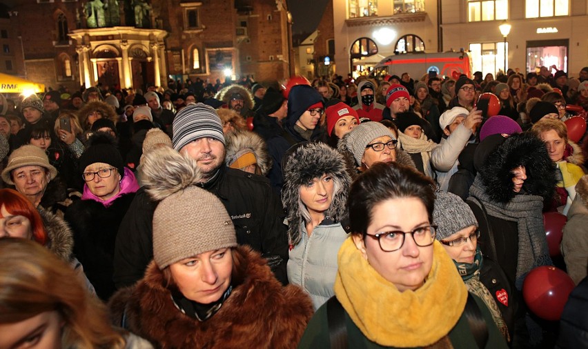 Kraków. Ulicami miasta przeszedł marsz wsparcia dla Jerzego Owsiaka i dla uczczenia pamięci Pawła Adamowicza [ZDJĘCIA]