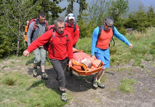 Połamanego polskiego turystę zwieziono do miasteczka Zlate Hory w specjalnym „wózku austriackim” do przewożenia rannych.