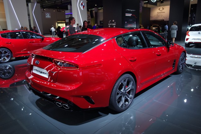 Kia Stinger Pierwsze dni imprezy przeznaczone są dla przedstawicieli mediów oraz są dniami handlowymi. Zwiedzający będą mogli odwiedzać targi od 16 do 24 września w godzinach od 9 do 19. Podczas weekendu cena wejściówki dla jednej osoby to 16 euro, w pozostałe dni 14 euro.Fot. Marek Perczak