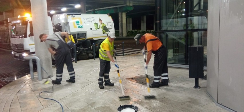 Nocne sprzątanie przystanków autobusowych w Zielonej Górze