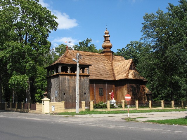 23 czerwca 1780 r. abp gnieźnieński Antoni Ostrowski erygował kościół w Dobroniu (pow. pabianicki), jeden z najpiękniejszych drewnianych kościołów w Polsce.