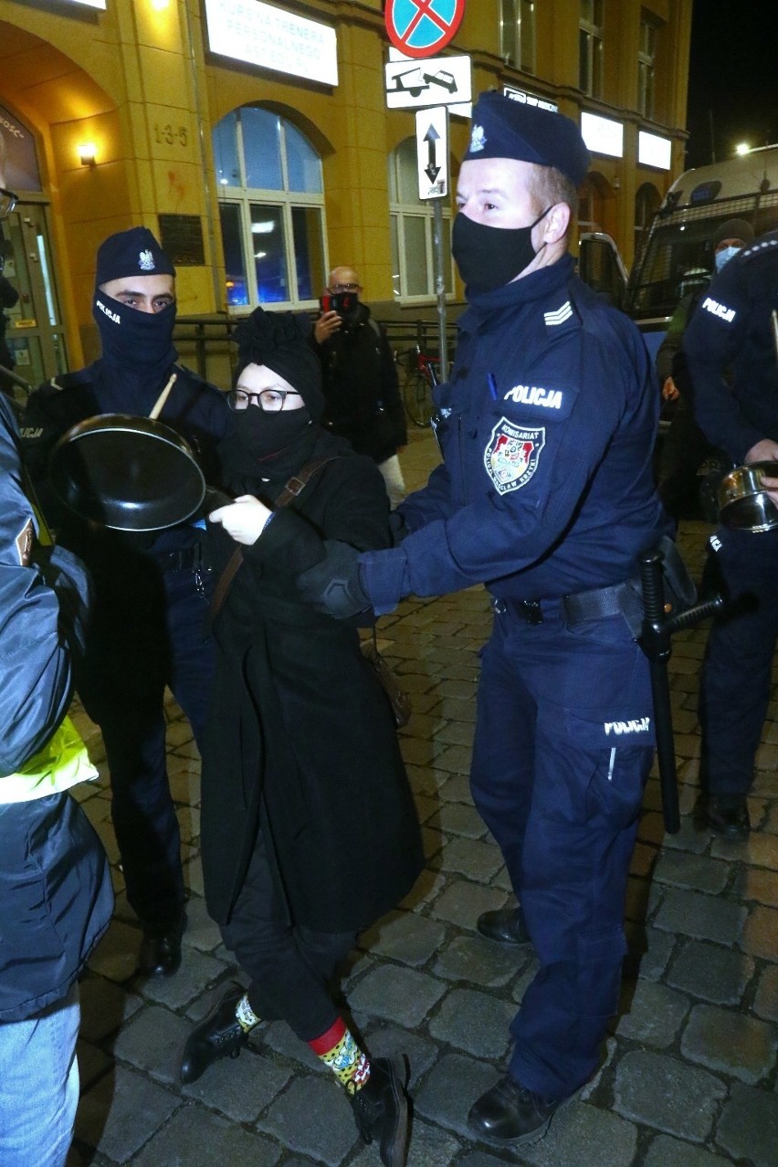 Około godziny 19 piesi protestujący doszli pod siedzibę PiS