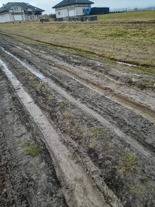 Podczas roztopów droga w Kraczkowej przypomina grzęzawisko