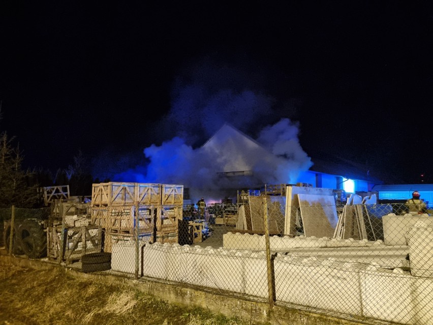 Pożar w Prałkowcach. Strażacy gasili ogień na terenie sklepu ogrodniczego [ZDJĘCIA]