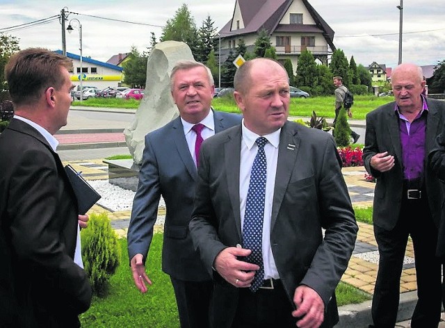 Minister Marek Sawicki (w środku) w piątek odwiedził Podtatrze. Był m.in. w Jabłonce (na zdjęciu) i Nowym Targu