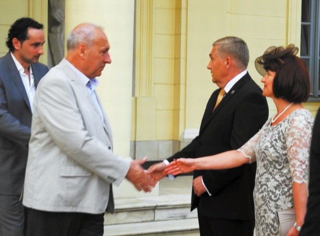 Prezydent Tadeusz Truskolaski wraz z małżonką witają radnego Wiesława Kobylińskiego podczas sobotniego rautu w Ogrodzie Branickich. We wtorek radny SLD głosował za udzieleniem absolutorium prezydentowi.