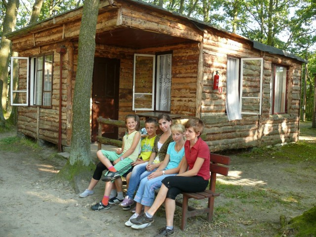 Młodzież z Brzostków wypoczywająca "Na Kopcu&#8221;, zapewnia, że jest tu bardzo fajnie.