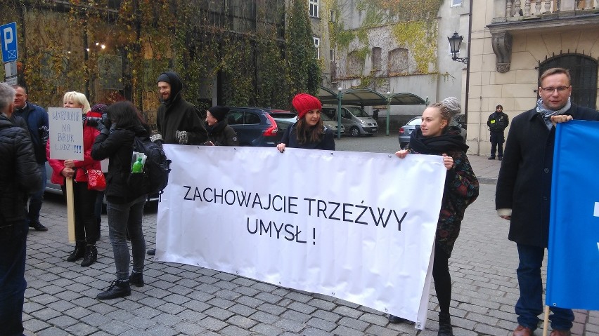 Protest restauratorów przed Urzędem Miasta Krakowa