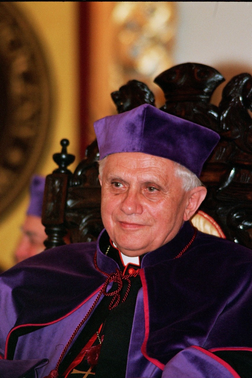 Kard. Joseph Ratzinger we Wrocławiu w 2000 roku odebrał...