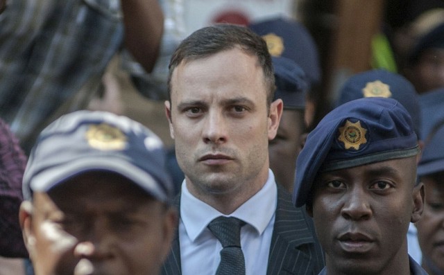 Pistorius opuszczający Sąd Najwyższy w Pretorii podczas jego procesu prawie 10 lat temu