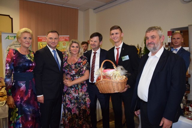 Od lewej: Agata Kornhauser - Duda, Andrzej Duda, Monika Bankiewicz, Tomasz Bankiewicz, syn małżeństwa Bankiewiczów Piotr, minister rolnictwa Jan Krzysztof Ardanowski.