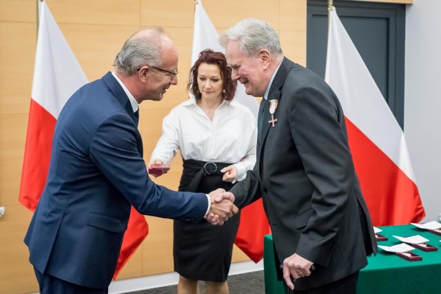 W imieniu Prezydenta Rzeczypospolitej Polskiej Andrzeja Dudy działaczom opozycji niepodległościowej z lat 1956-1989 zostały wręczone Krzyże Wolności i Solidarności. Odznaczenia przekazał Zastępca Prezesa Instytutu Pamięci Narodowej dr hab. Krzysztof Szwagrzyk. Uroczystość odbyła się w środę (16 marca) w sali konferencyjnej im. Mariana Rejewskiego w Instytucie Pamięci Narodowej Delegatura w Bydgoszczy przy ul. Wincentyny Teskowej 1.Krzyże Wolności i Solidarności otrzymało 17 działaczy opozycji demokratycznej.