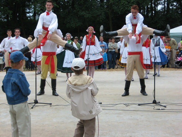 Częścią festynu jaki odbył się w Kruchowie był występ zespołu "Strzecha"