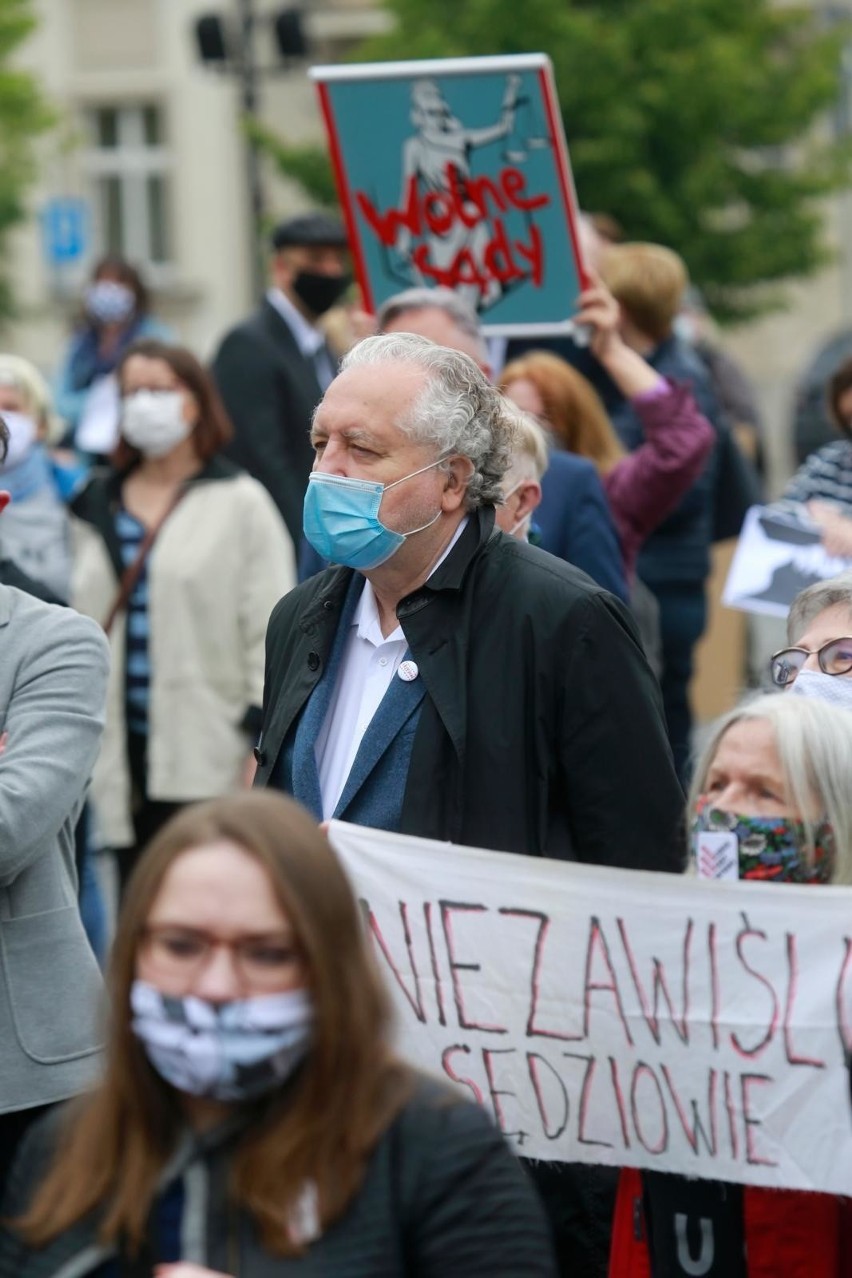 Manifestacja przed Sądem Najwyższym w Warszawie