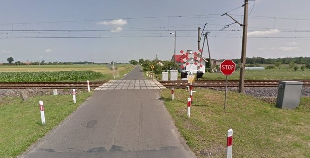 Samochód osobowy wjechał pod pociąg w miejscowości Szczurawice.