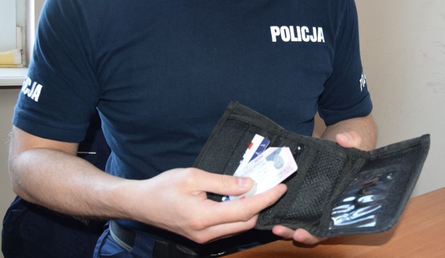 W saszetce znajdował się portfel, a w nim dokumenty oraz 3110 złotych i 10 euro w gotówce. Policja szuka właściciela
