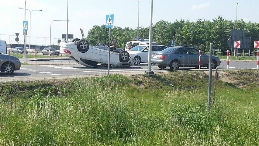 Wypadek na rondzie przy AOW. Dachował volkswagen. Rondo było zablokowane (ZDJĘCIA)