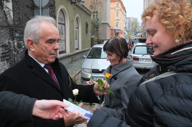 Tadeusz Jarmuziewicz prosił opolanki o głos i wręczał im róże oraz ulotki.