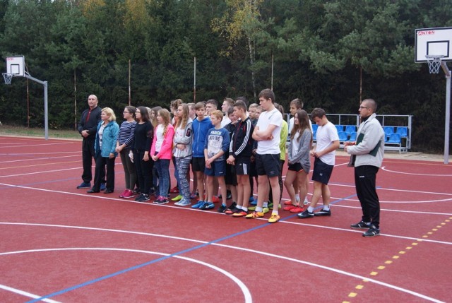 Uczniowie i nauczyciele także uczestniczyli w otwarciu nowego boiska w mirowskim gimnazjum.