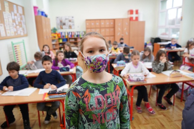 Na razie do szkół wrócili najmłodsi uczniowie. Placówki muszą działać w reżimie sanitarnym