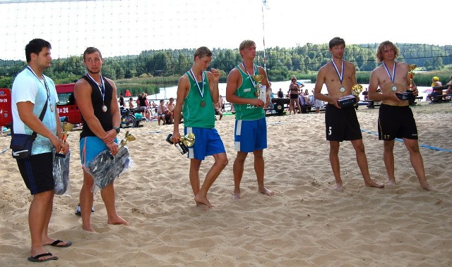 Najlepsze pary turnieju w Tleniu. Zwycięzcy bracia Kacper i Maciej Sykuła stoją w środku.