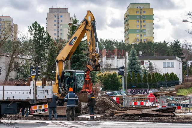 - Najważniejszy przy planowaniu prac przy ul. Perłowej było utrzymanie siatki połączeń tramwajowych z górnym tarasem miasta - wyjaśnia ratusz.