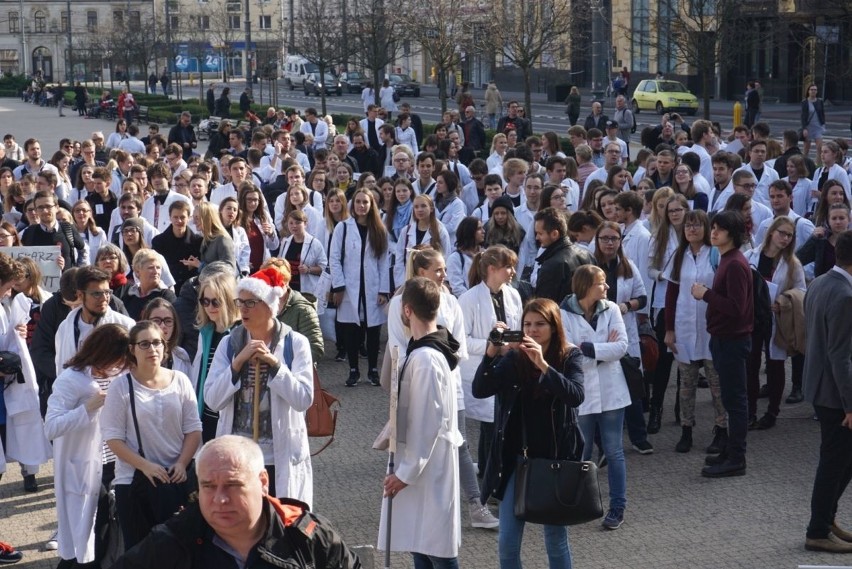 Lekarze rezydenci protestowali na pl. Wolności w Poznaniu