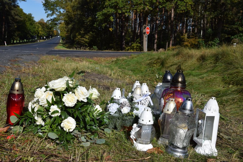 Kwiaty i znicze w miejscu wypadku, kilka dni po tragedii