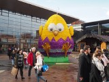 Jarmark Wielkanocny na rynku przed Manufakturą w Łodzi wzbudził wielkie zainteresowanie. Tłumy przed Manufakturą