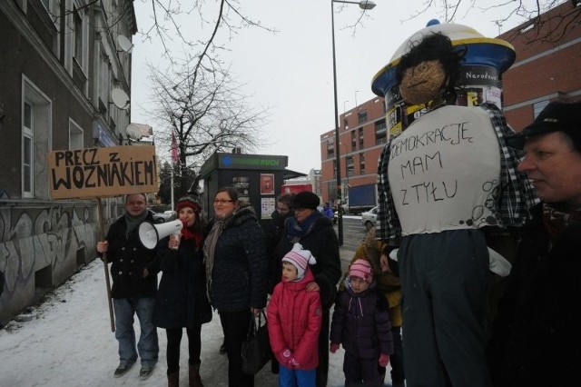 Brzescy działacze SLD protestują pod siedzibą Sojuszu w Opolu.