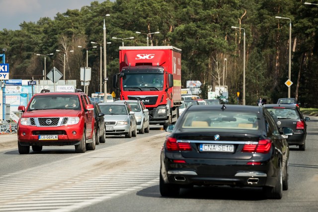 Im większy ruch samochodowy tym bardziej stanowczo mieszkańcy domagają się obwodnicy.