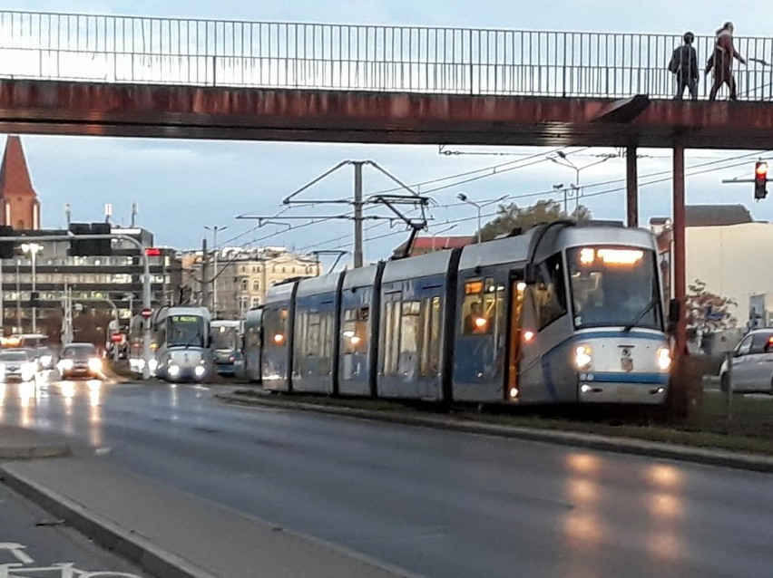 Awaria zasilania. Nie jeżdżą tramwaje w centrum miasta (ZDJĘCIA)