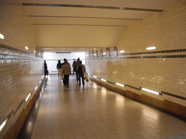 Remont przejścia podziemnego między peronami nr 1 a nr 2 na dworcu PKP w Opolu zakończył się.
