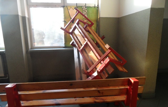 Wybite przez pasażera okno na dworcu PKS w Grudziądzu zabezpieczono i podparto ławkami z poczekalni