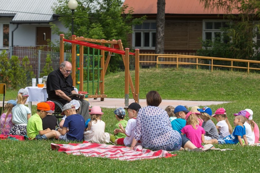 Tarnów. "Czytanie na murawie" w przedszkolu nr 8