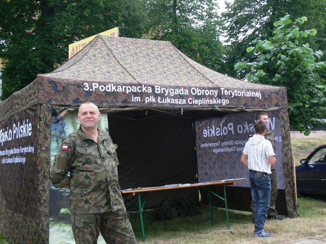 Major Krzysztof Jasiński przed namiotem Wojskowej Komendy Uzupełnień