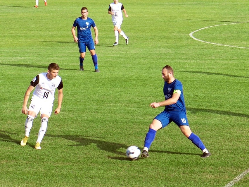 Wólczanka (białe stroje) skromnie pokonała Stal Łacńut