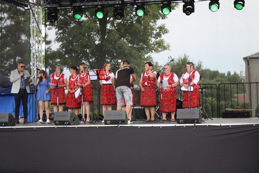 Wspaniała zabawa na Pikniku Rodzinnym w Baćkowicach. Były występy zespołów ludowych i pyszności Kół Gospodyń Wiejskich