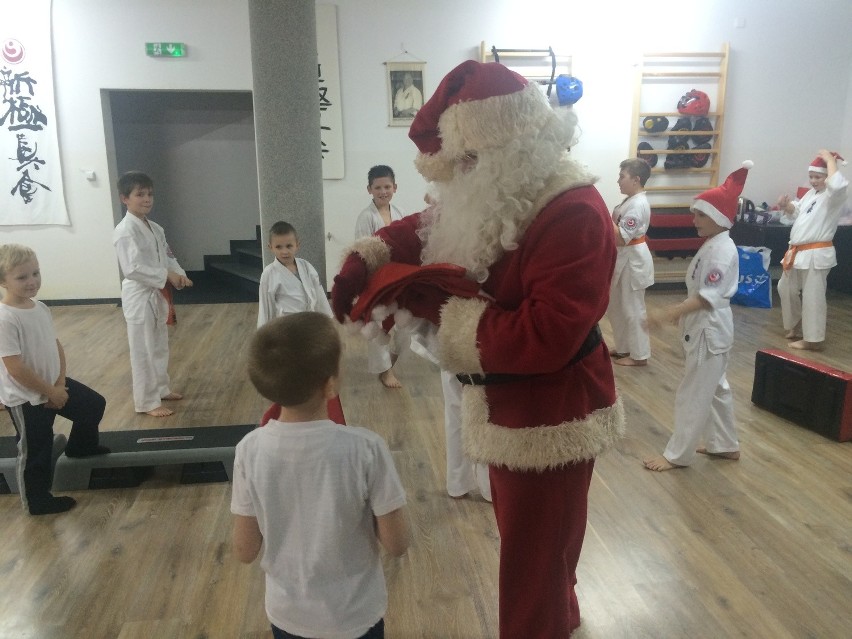 Święty Mikołaj odwiedził młodych szydłowieckich karateków