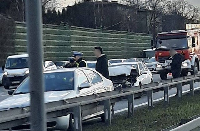 Zderzenie na Roździeńskiego w Katowicach spowodowało korek w kierunku Sosnowca. Zobacz kolejne zdjęcia. Przesuwaj zdjęcia w prawo - naciśnij strzałkę lub przycisk NASTĘPNE