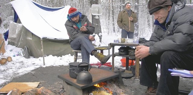 - Nigdy nie zostawiamy pustego obozu. Zawsze ktoś zostaje i pilnuje rzeczy - mówią bezdomni