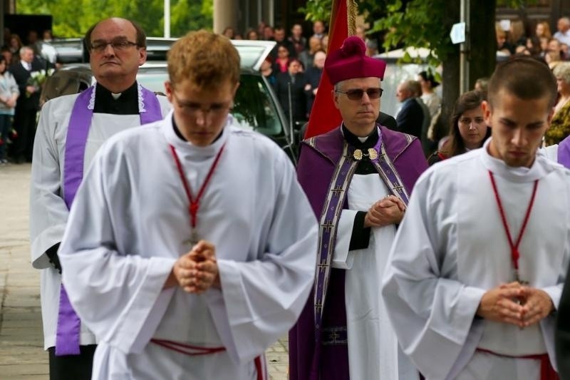 Wrocław: Pogrzeb ofiar rodzinnej tragedii na Hubach [ZDJĘCIA]