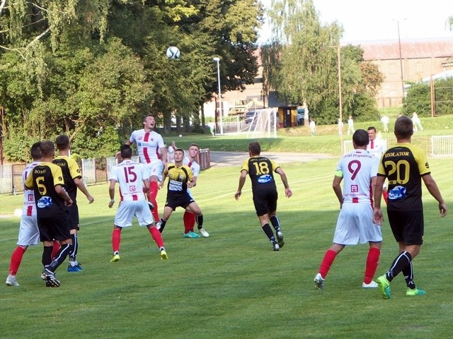 Orzeł Przeworsk (biało-czerwone stroje) odpadł w 1 rundzie Okręgowego Pucharu Polski