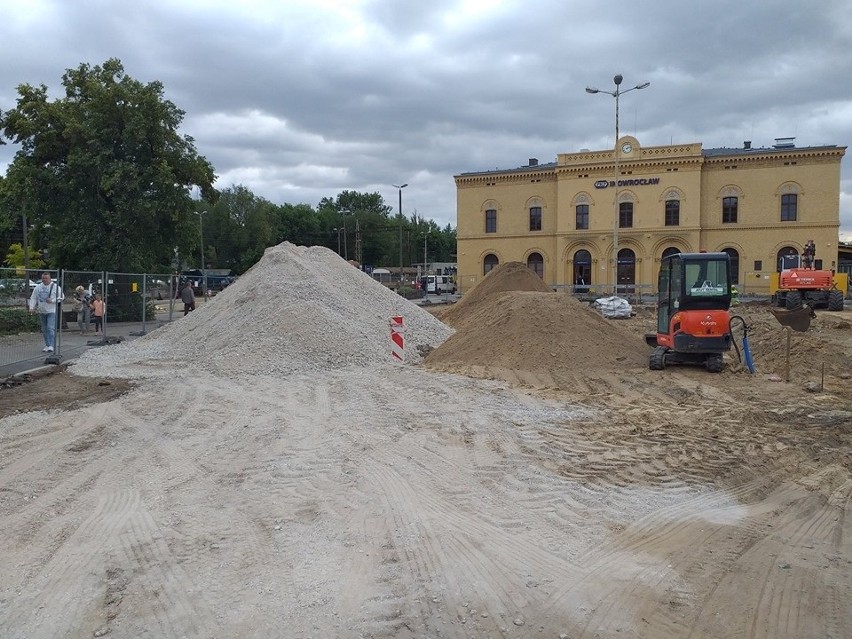 - Na placu przed dworcem PKP trwają prace drogowe związane z...