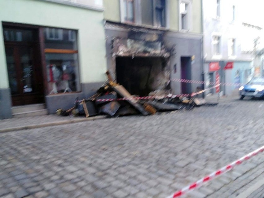 Spłonęła pizzeria w Prudniku. Lokal został całkowicie zniszczony. Mieszkańcy kamienicy zostali ewakuowani