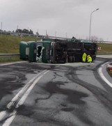 Wypadek na S5. W Szubinie przewróciła się ciężarówka. Ruch jest zablokowany w obu kierunkach